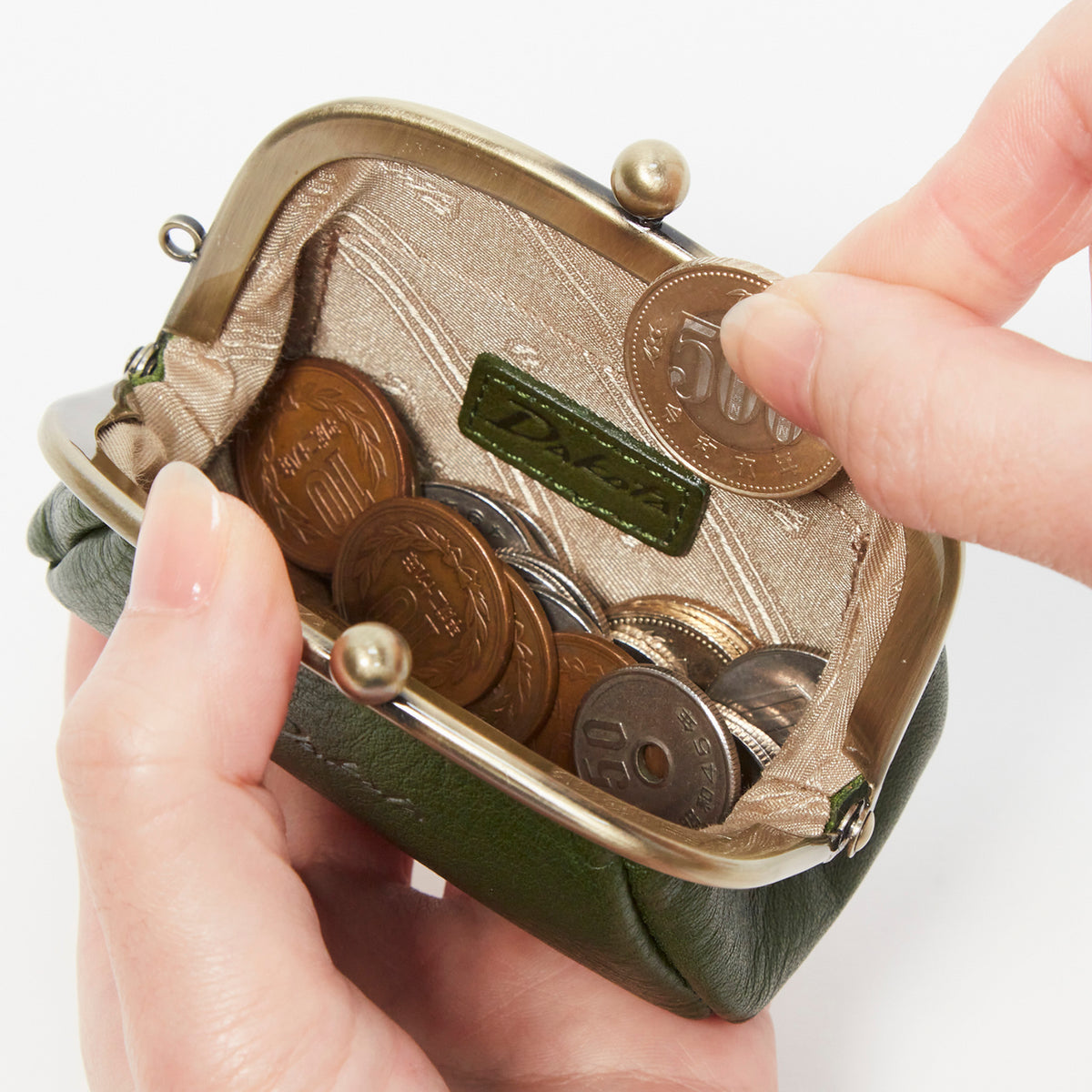 大きく開いて、硬貨が見やすく、取り出しやすくなっています