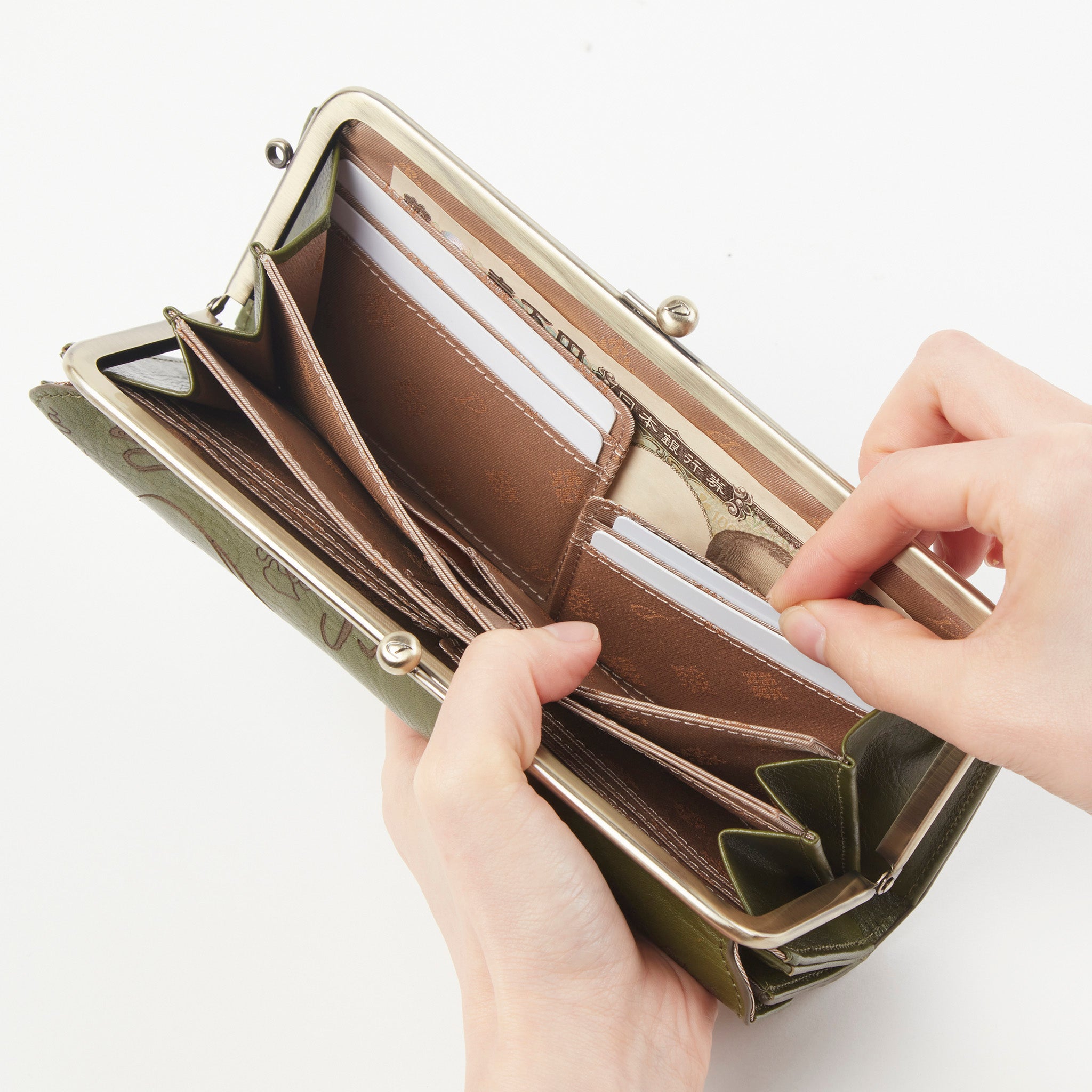 スリット入りで出し入れがスムーズに