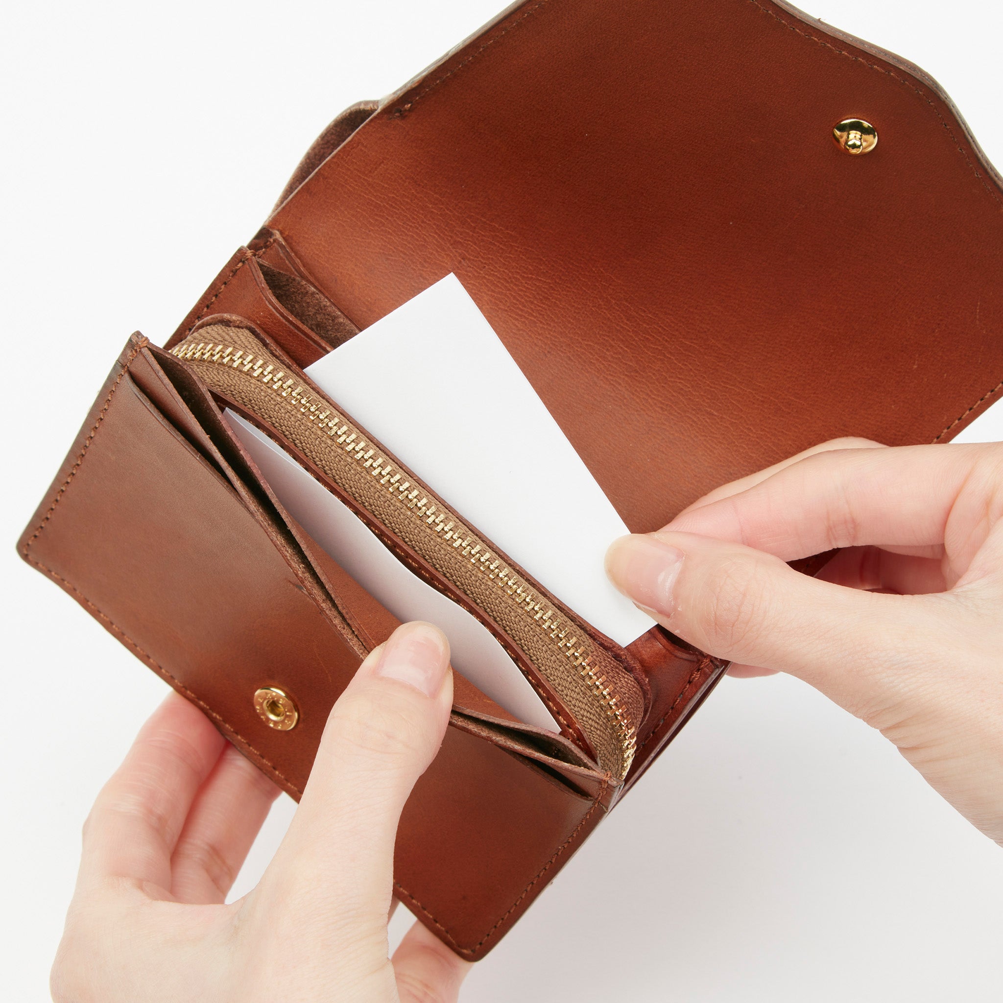 小銭入れを挟む両側にはレシートなどが入るフリーポケットが2つ