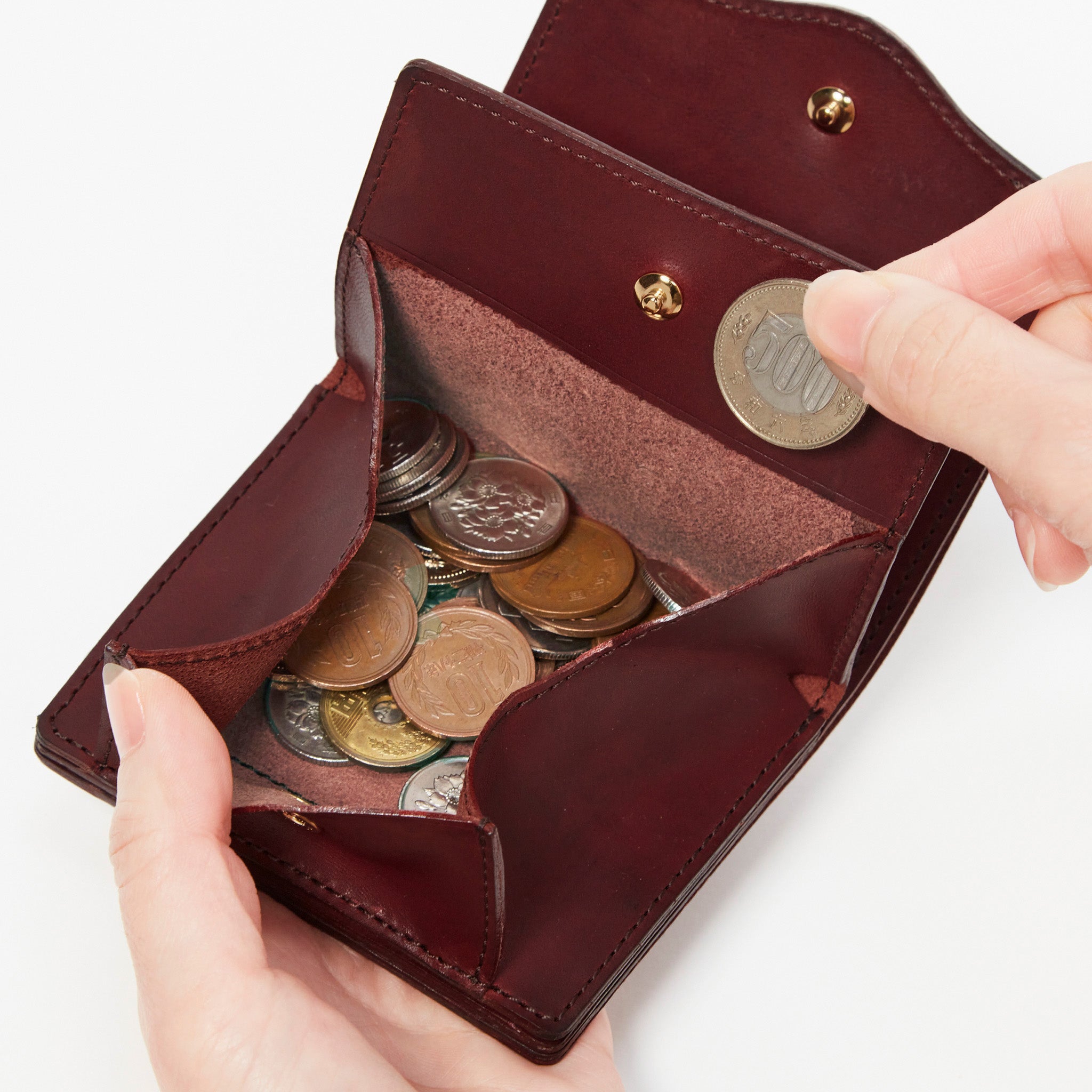 硬貨が見やすく、取り出しやすい作りに