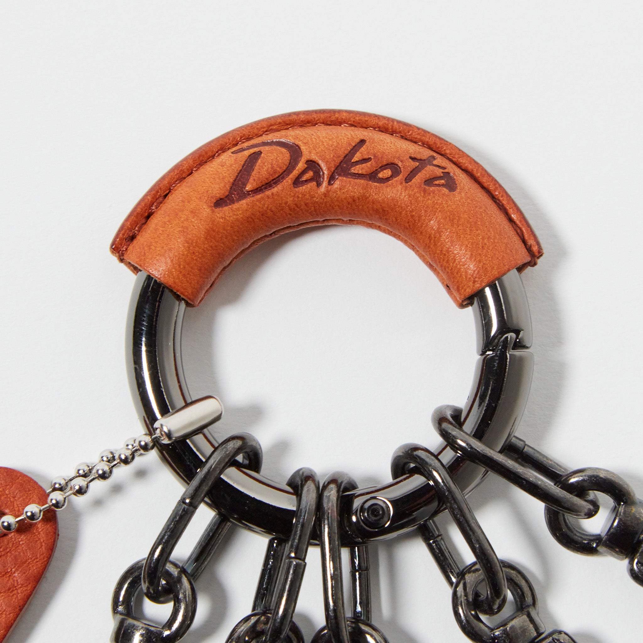 Dakotaのロゴを施したレザーパーツ付き
