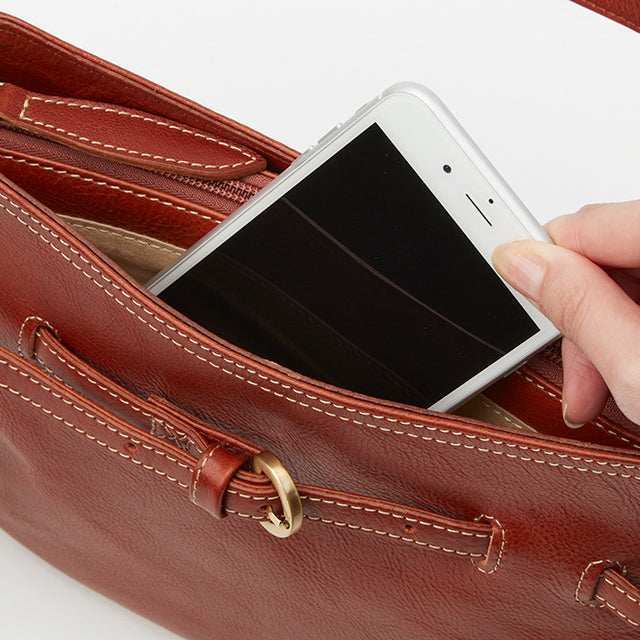 トップにはスマートフォン収納に便利なオープンポケット