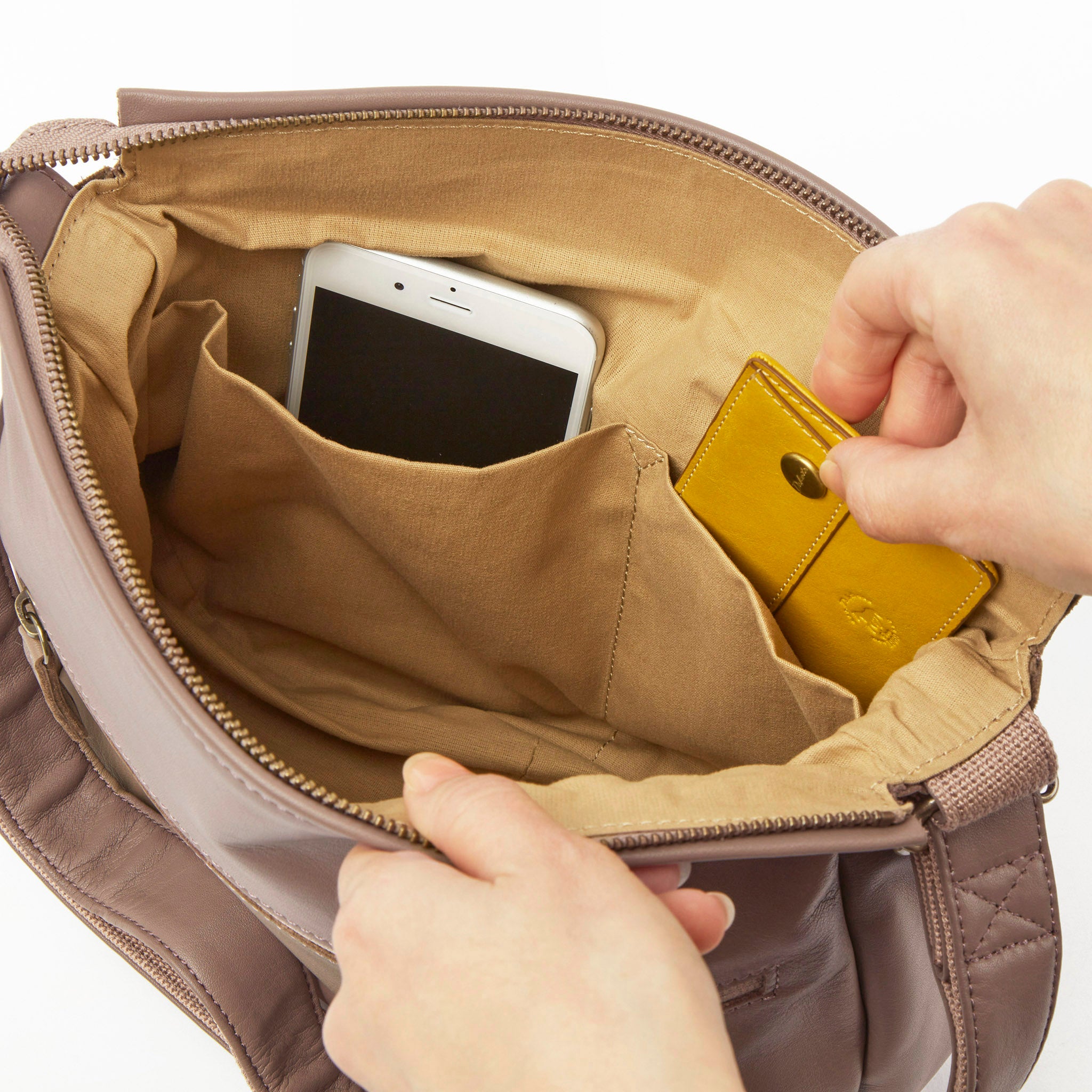 手前側には、スマホなどが収納できるオープンポケットが2つ。