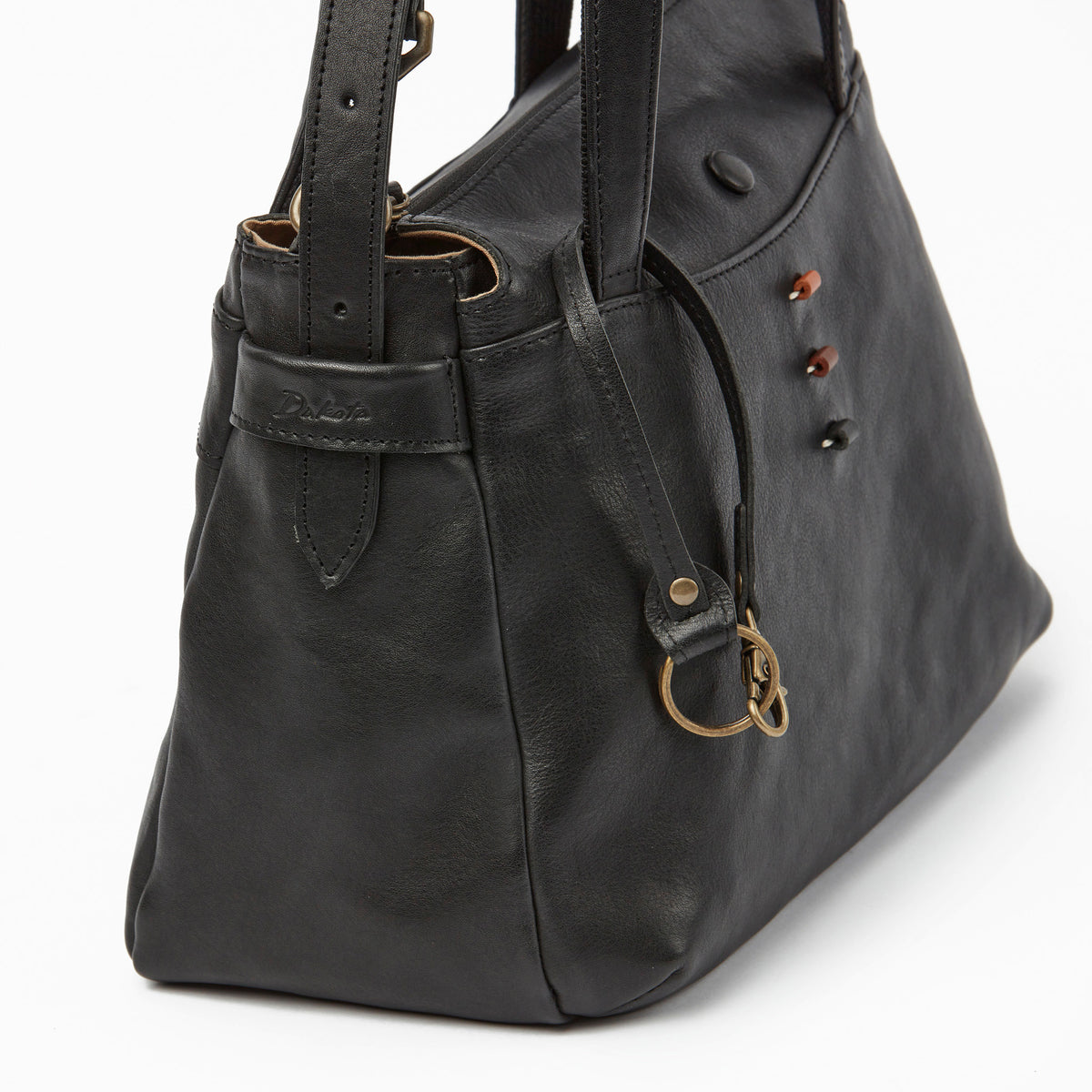 側面にあるベルトデザインに、余ったショルダー紐を収納できます