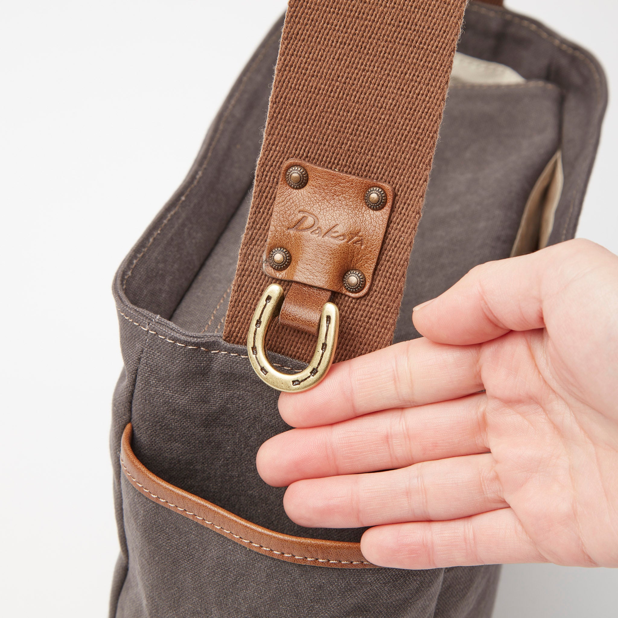 ストラップなどがつけられる馬蹄型金具付き。
