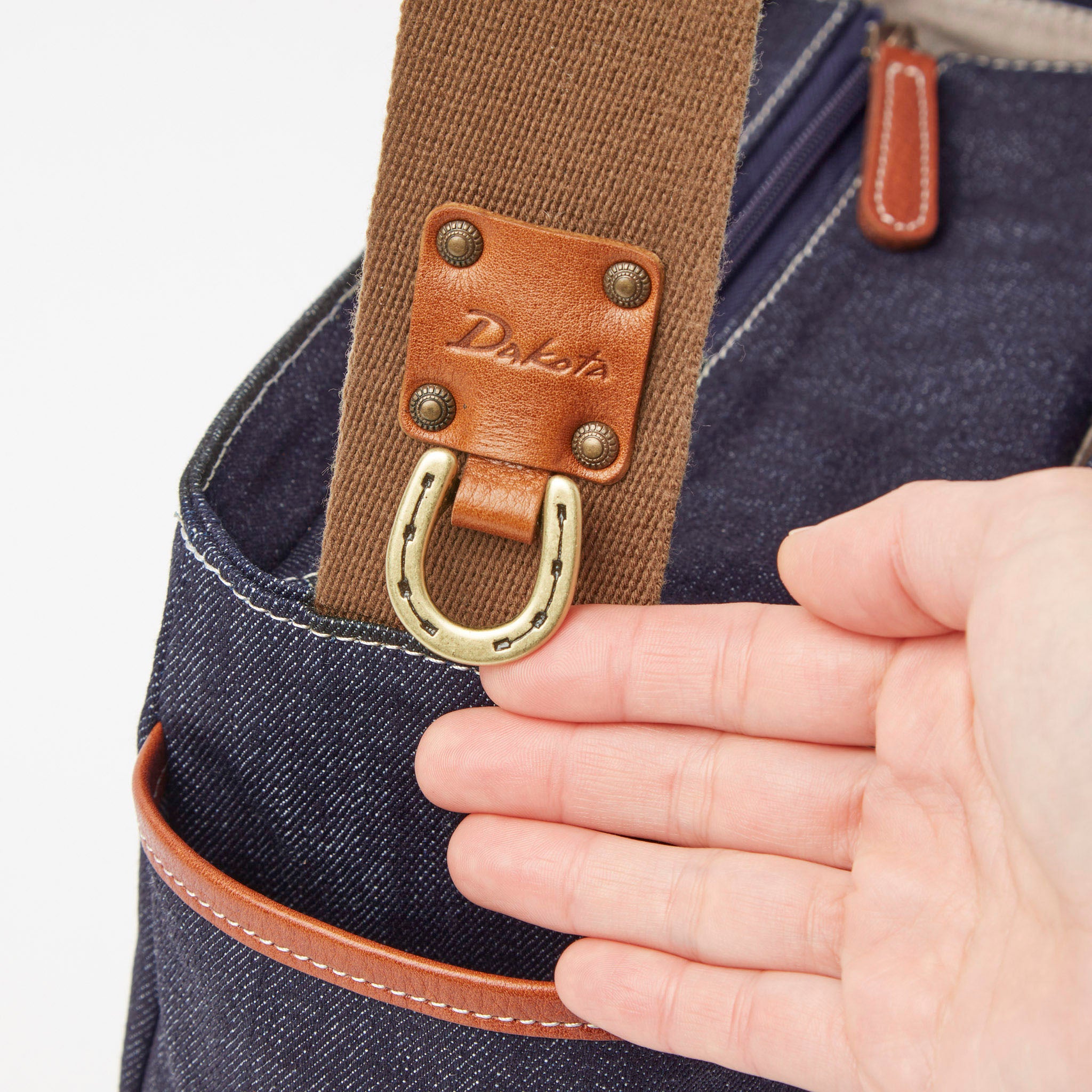 ストラップ等が付けられる馬蹄型金具付き。