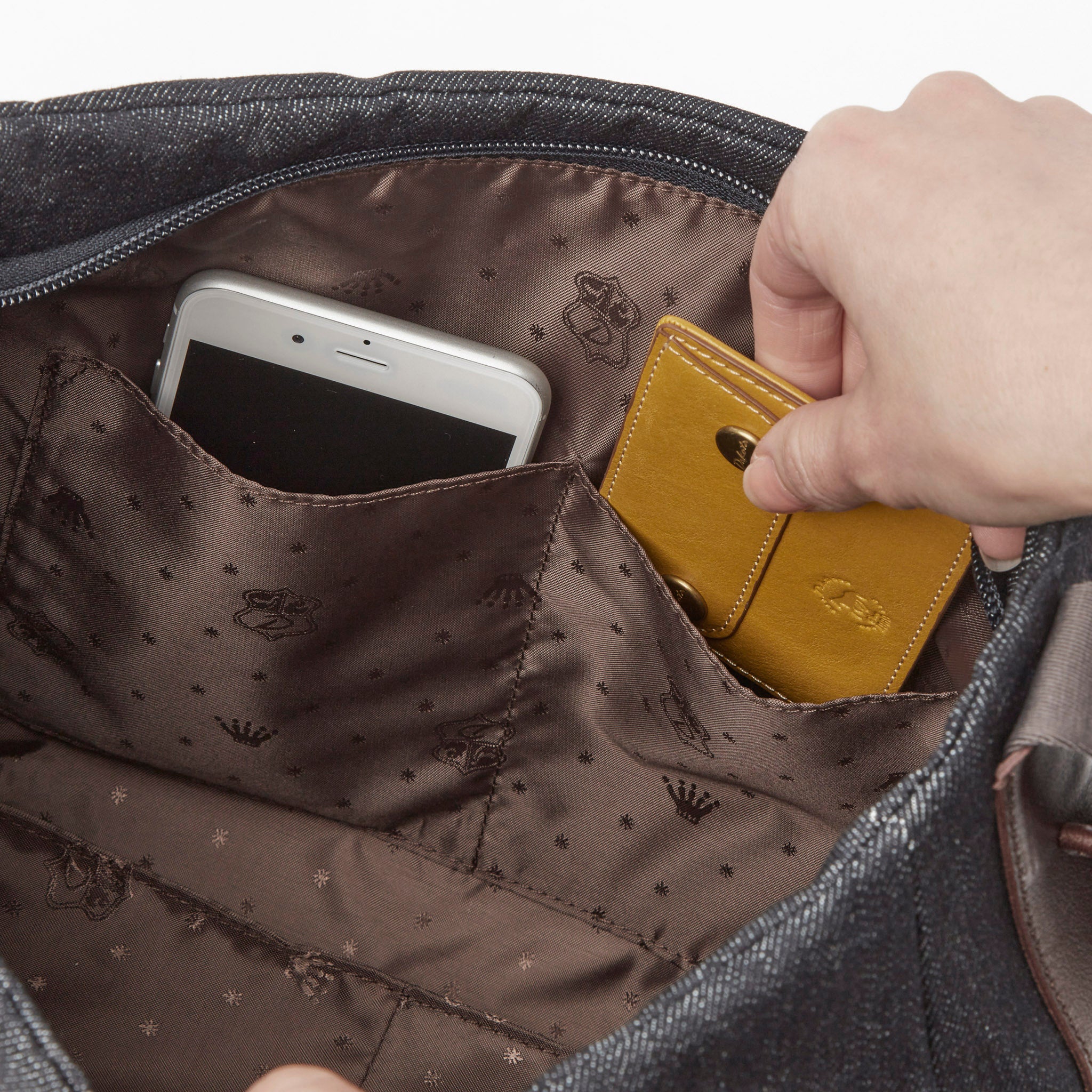 手前側には、スマホなどが収納できるオープンポケットが2つ