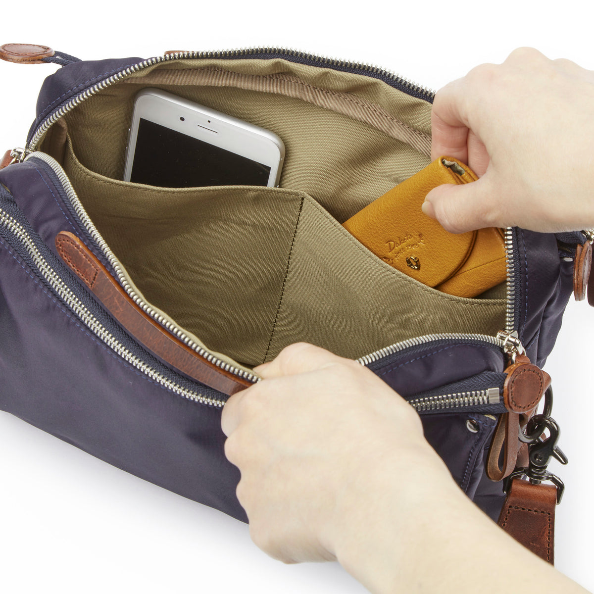メイン収納を開けると、前面側にオープンポケットが2つ。