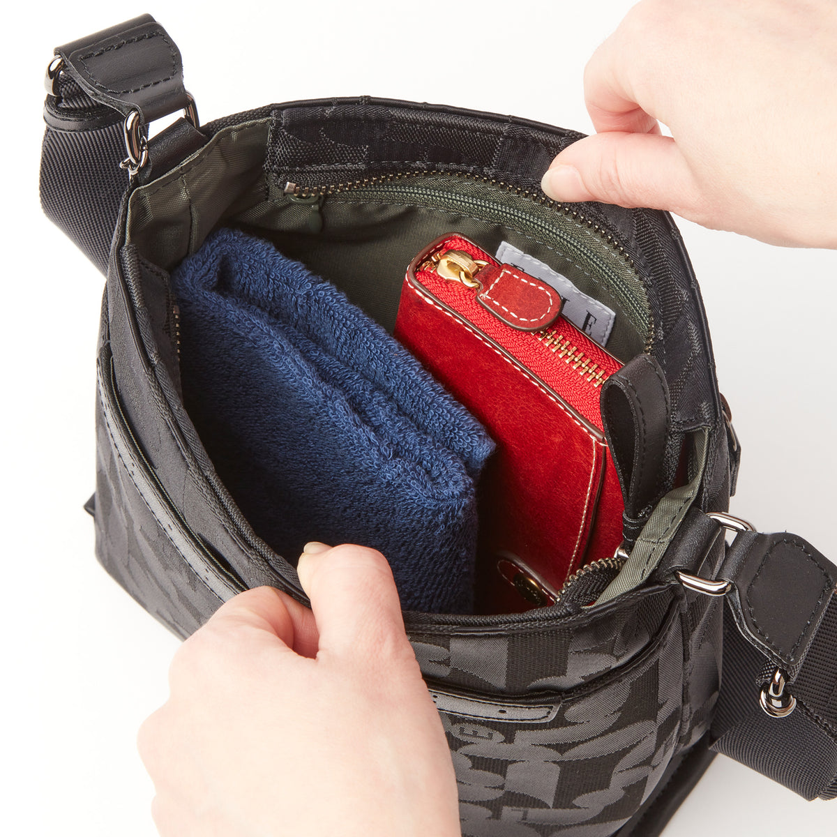 ファスナー開閉で、長財布、ハンカチなどが収納できます