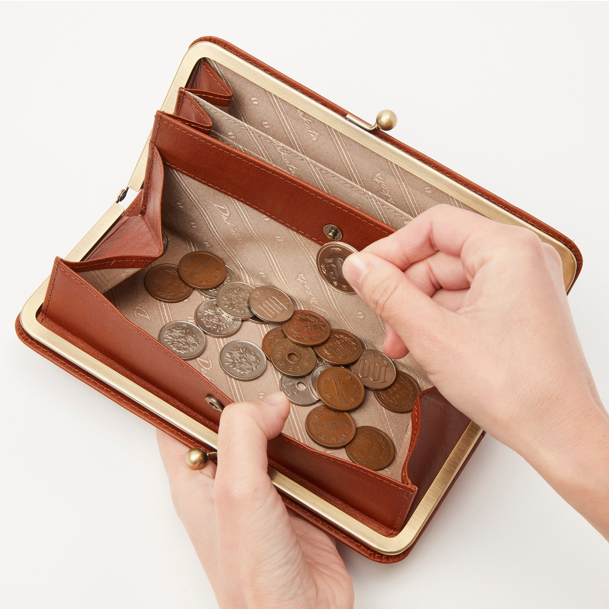 ボックス型小銭入れは、硬貨が取り出しやすく、収納力があります。