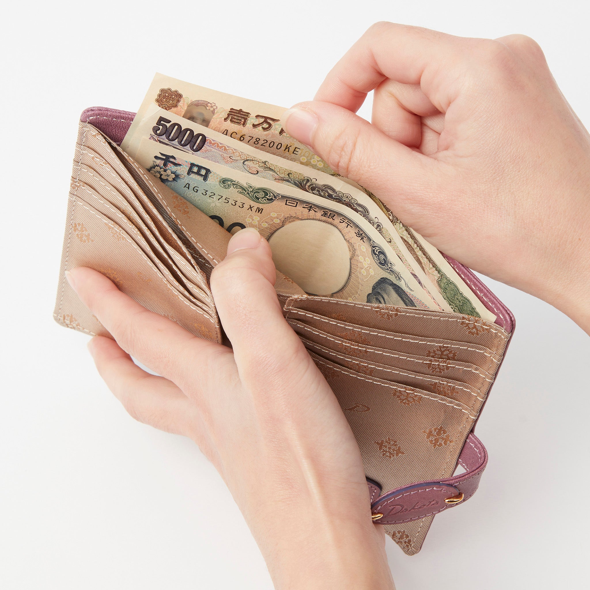 紙幣やレシートも収納可能