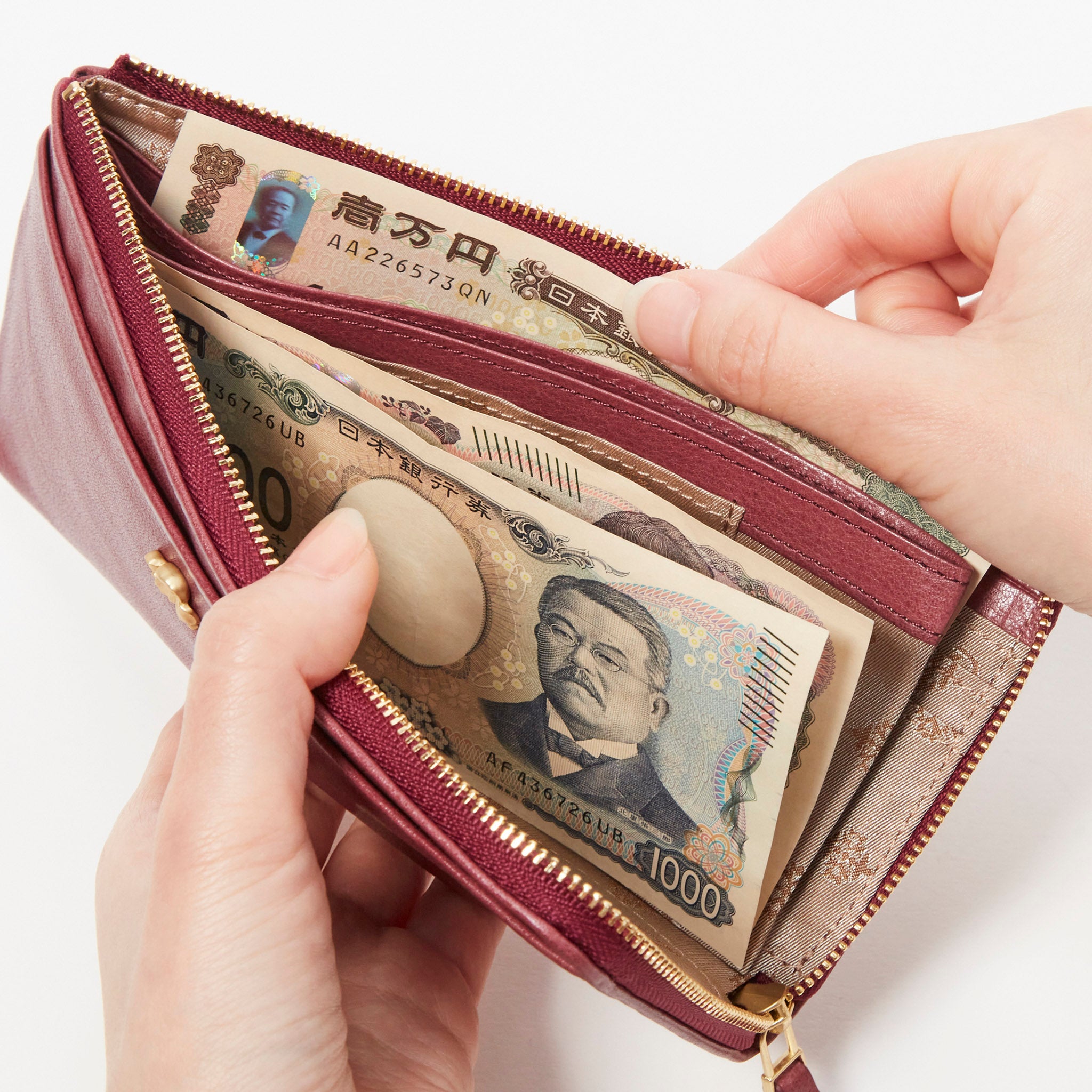 小銭入れを挟んで両側にお札を入れておくことができます。