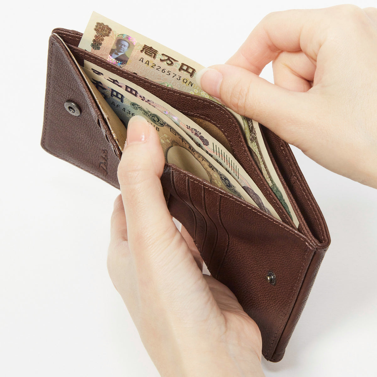お札入れスペースは仕切り付きで、お札やレシートの整理に便利です。