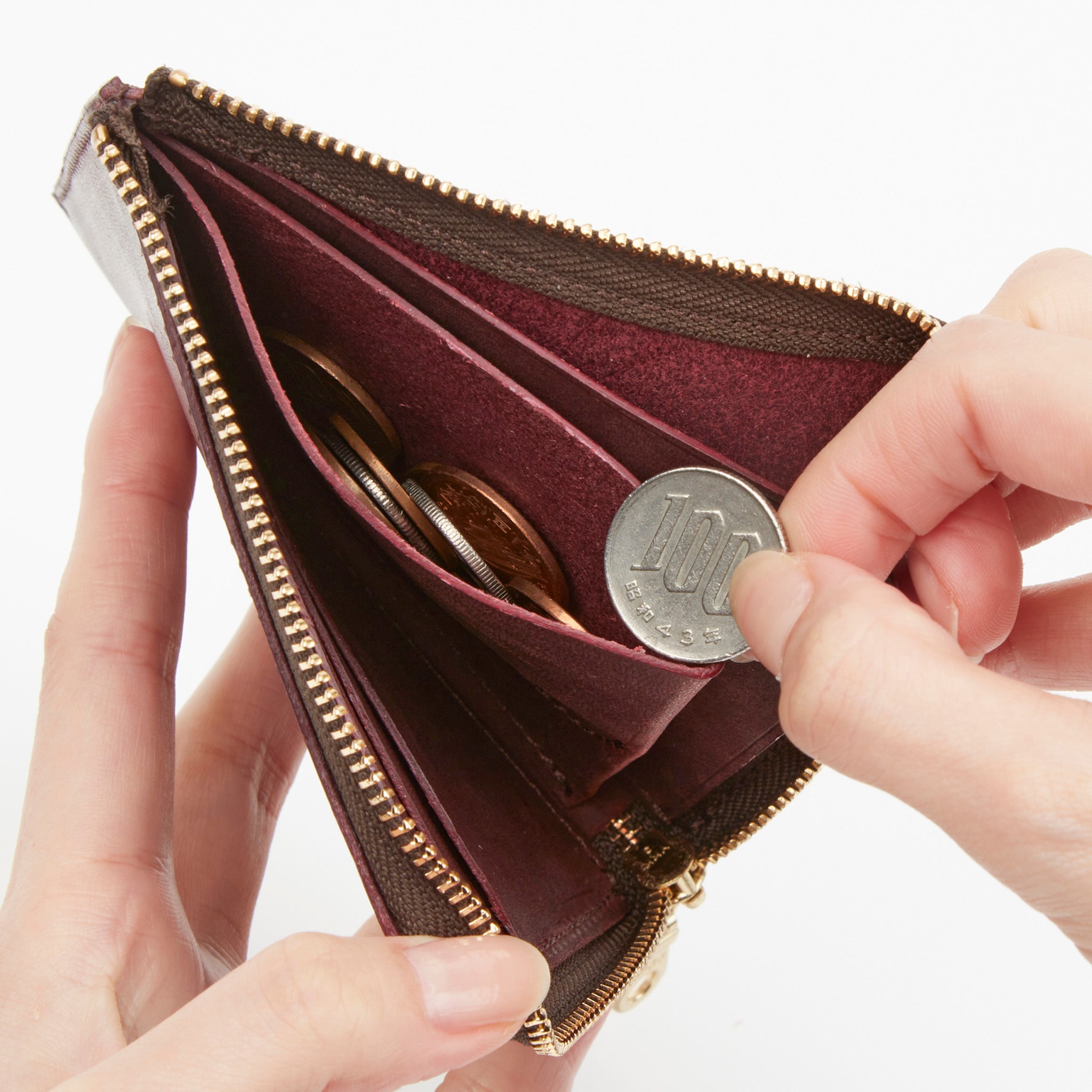 ファスナーレス小銭入れで、硬貨の出し入れもしやすい仕様に