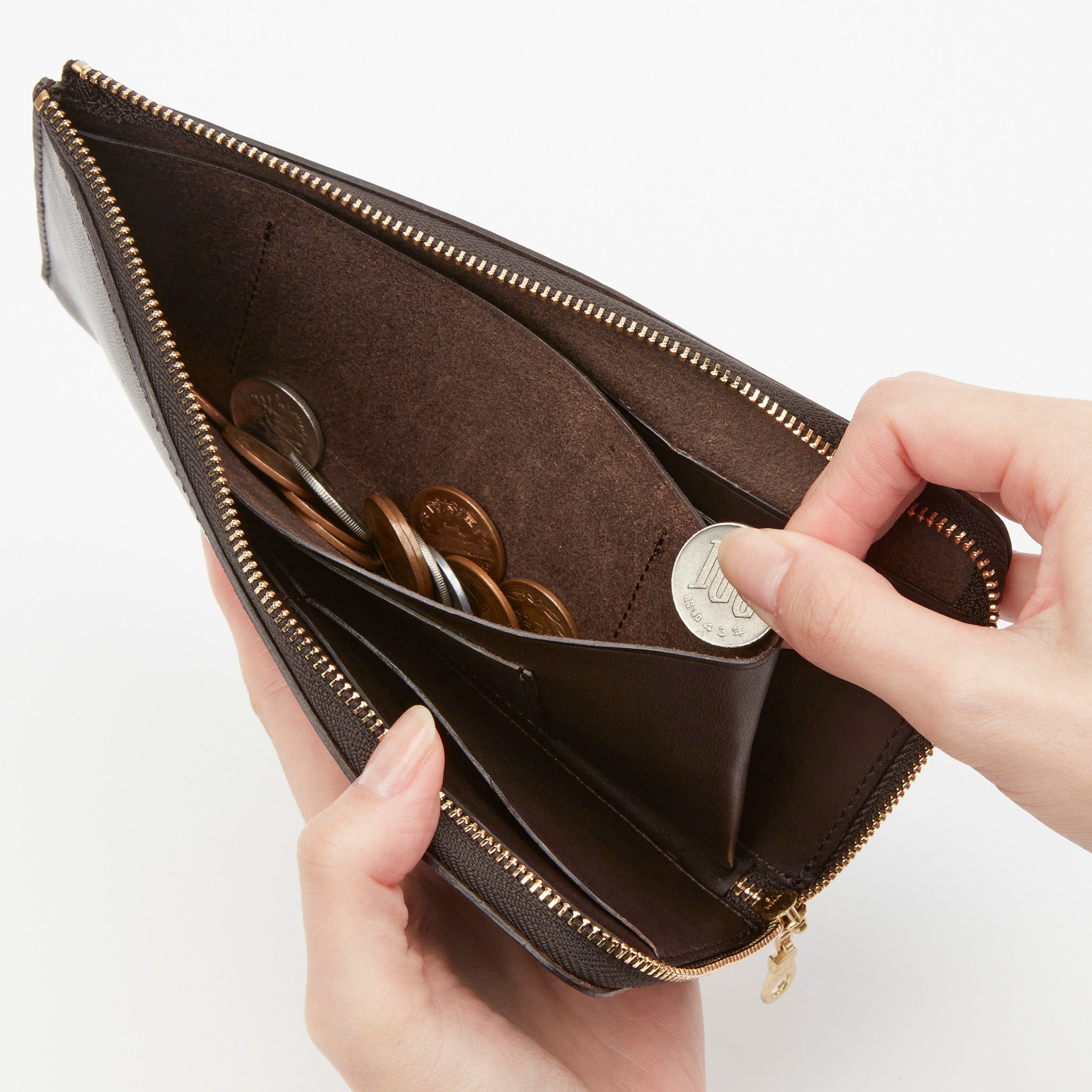 ファスナーレス小銭入れで、硬貨の出し入れもしやすい仕様に