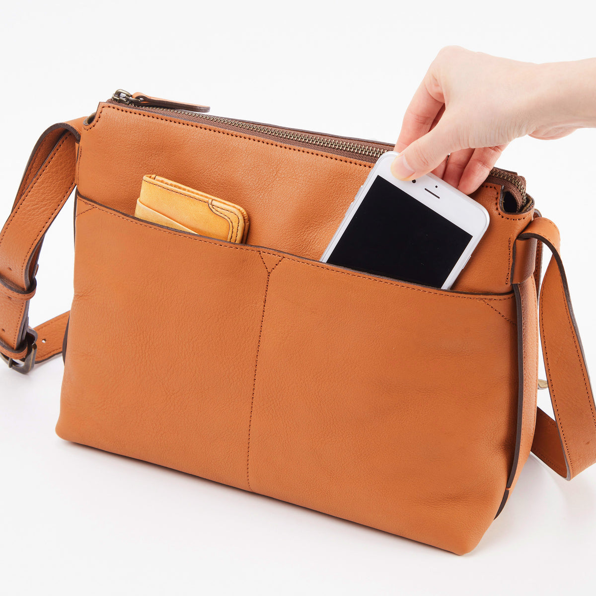 フラップの下には、スマホが収納できるオープンポケットが2つ。