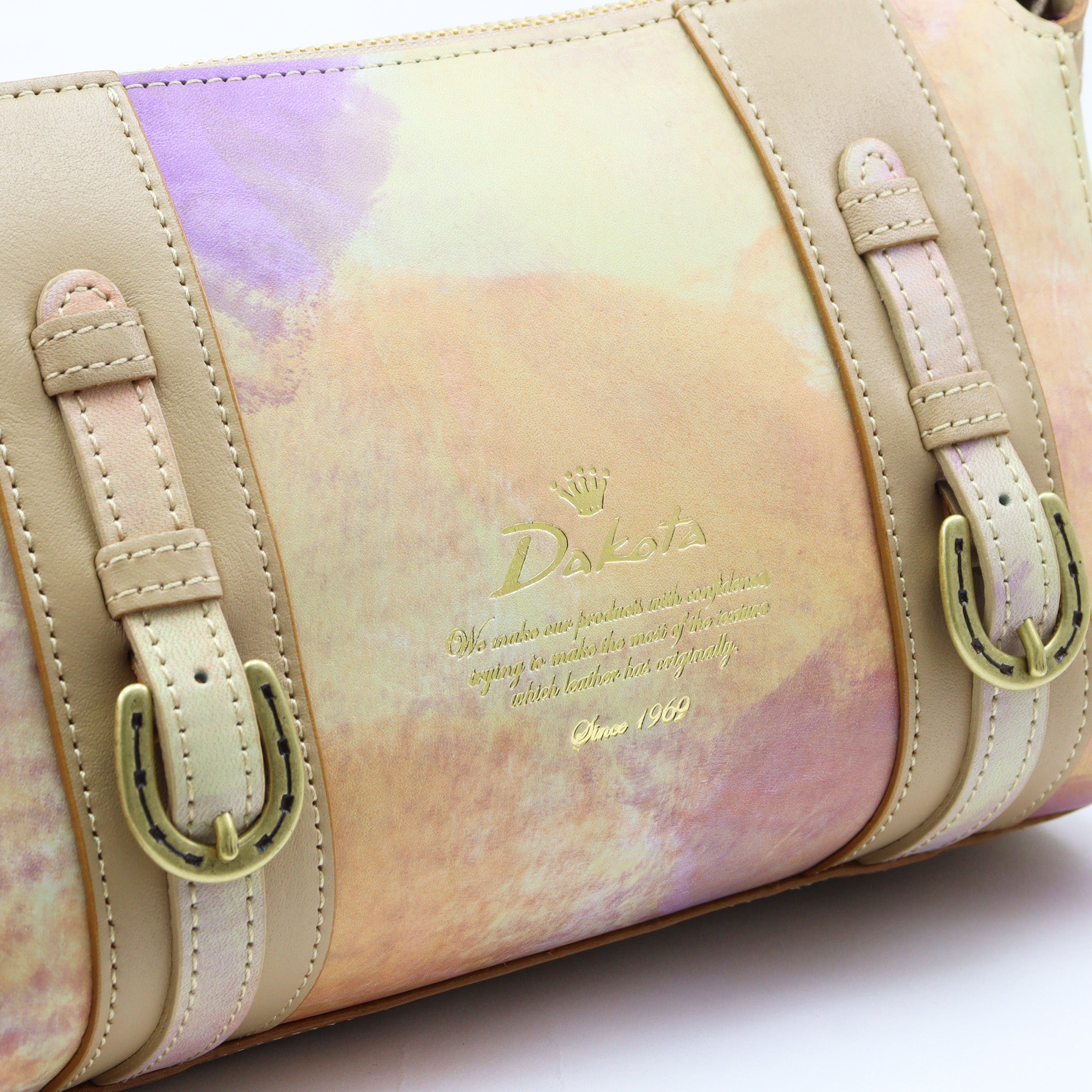 馬蹄型金具とゴールドの箔押しで華やかに