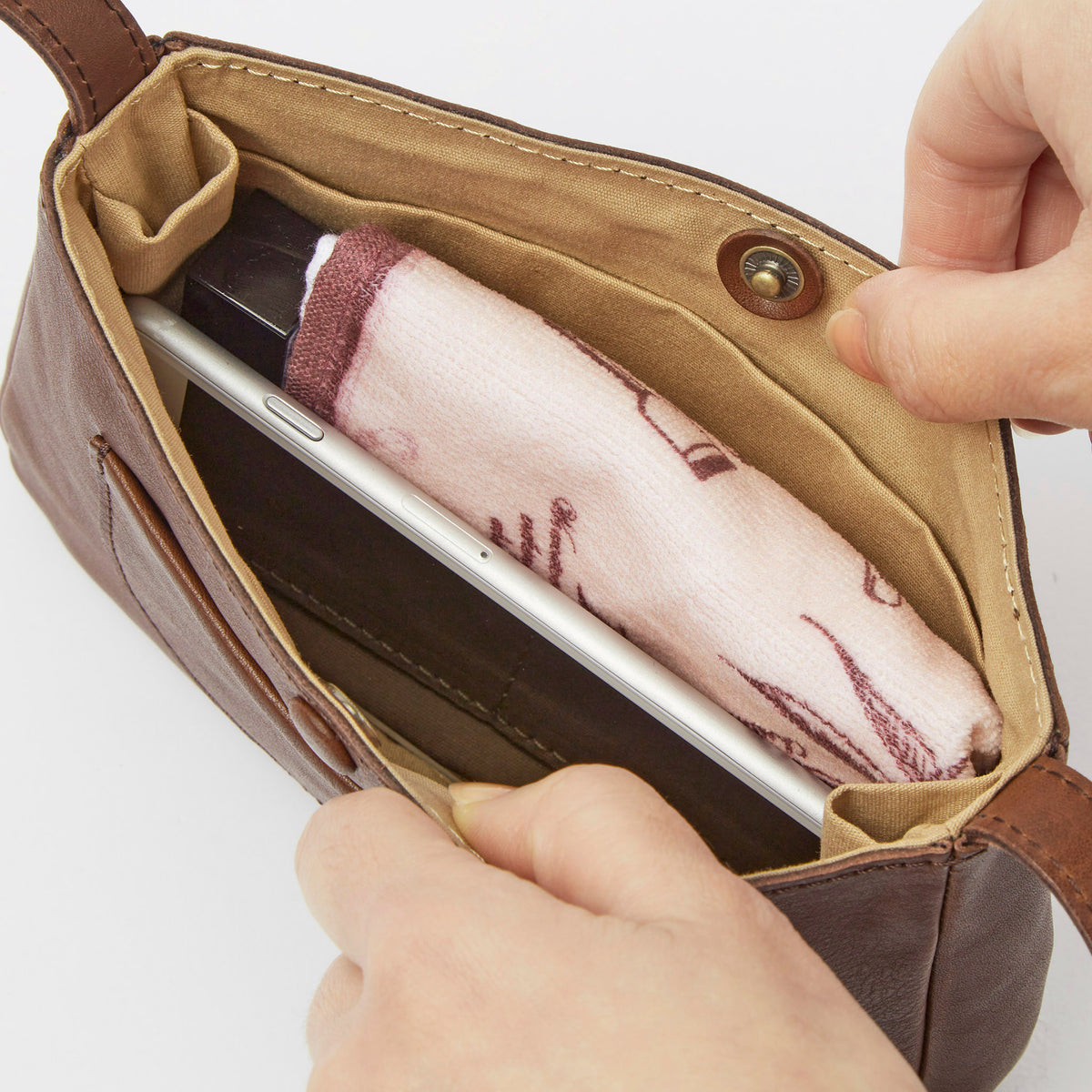 スマホやミニ財布などが入ります(内寸：約16cm(横)×約9cm（縦))