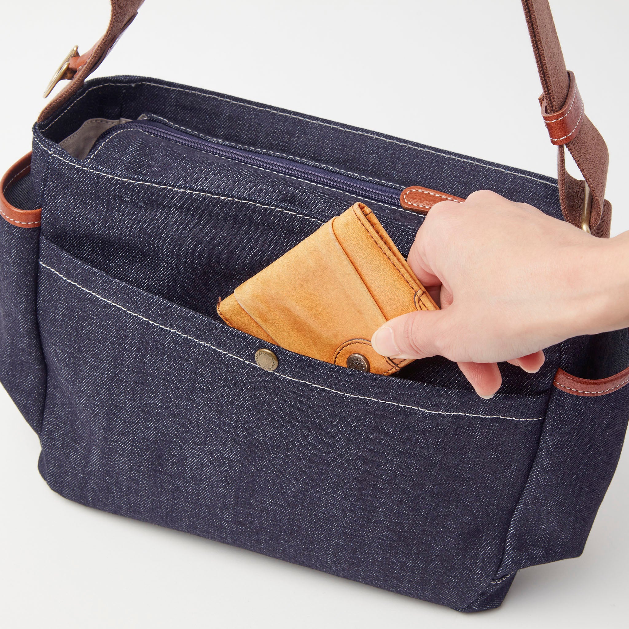 背面にはスナップボタン開閉式ポケットが1つ