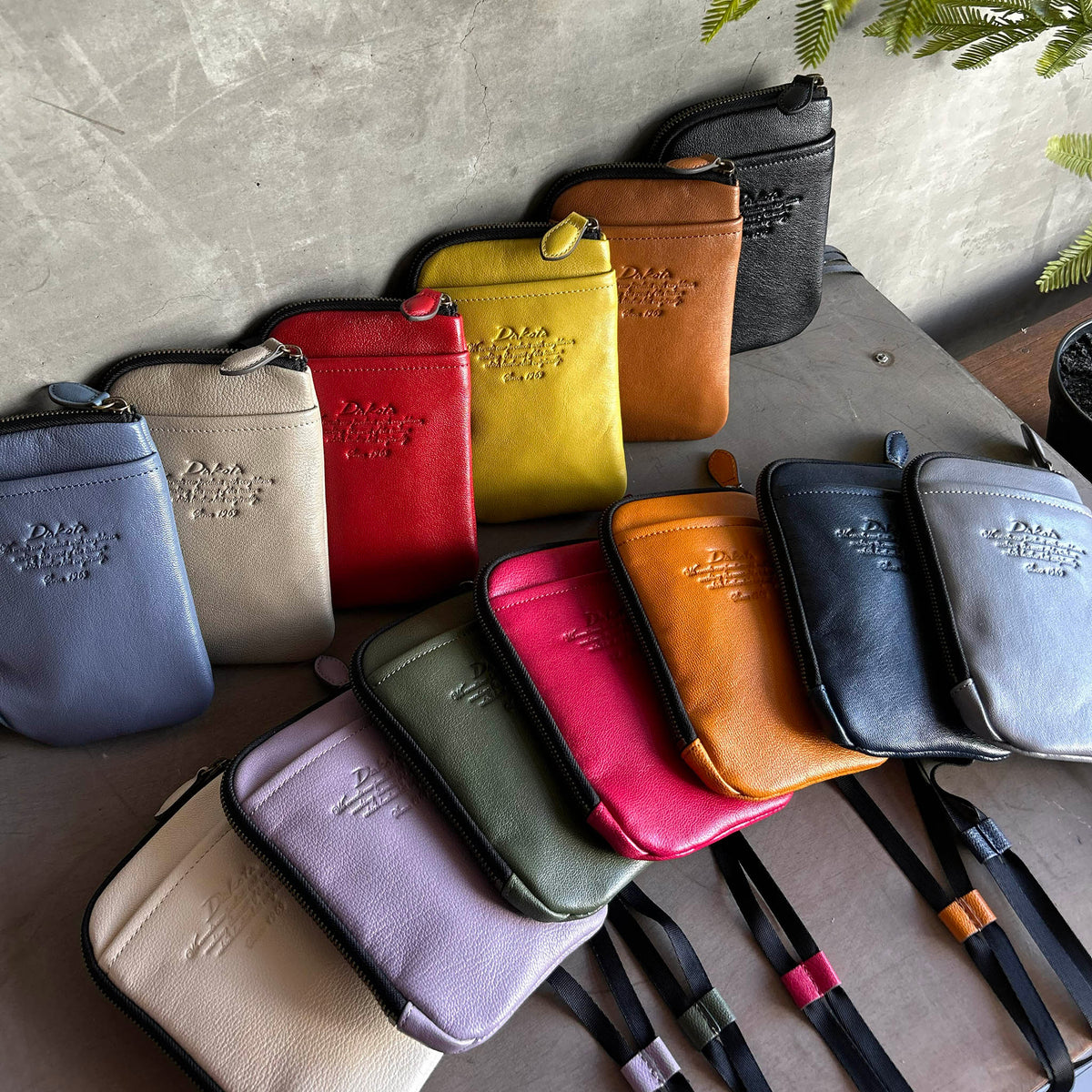 カラフルな13色展開です