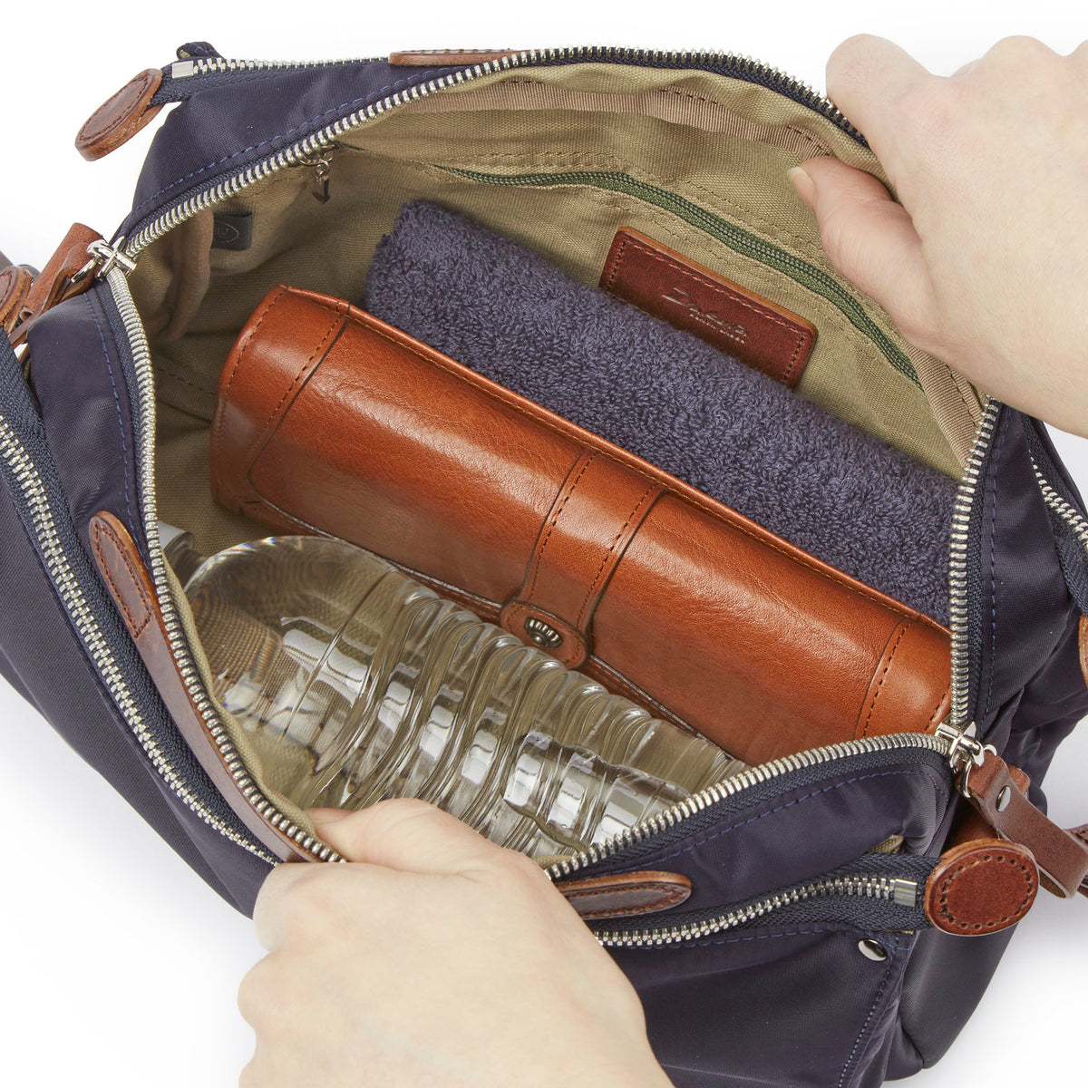 メイン収納には、500mlボトルや長財布などが収納可能です。