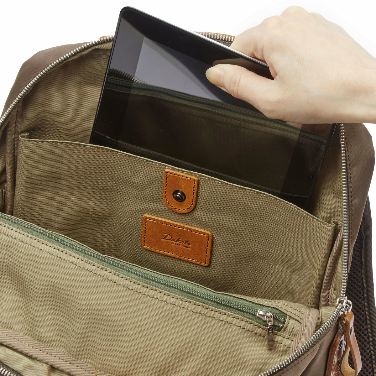背面側には、タブレットなどが収納できるポケットが付いています。